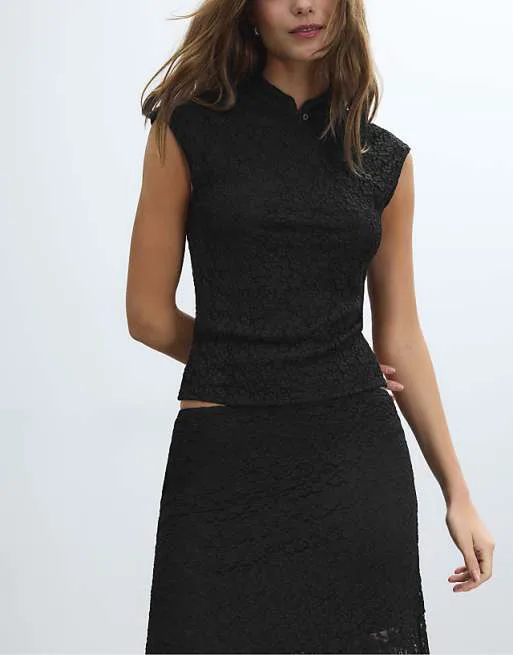 

Черная футболка в стиле ципао с кружевным воротником Stradivarius