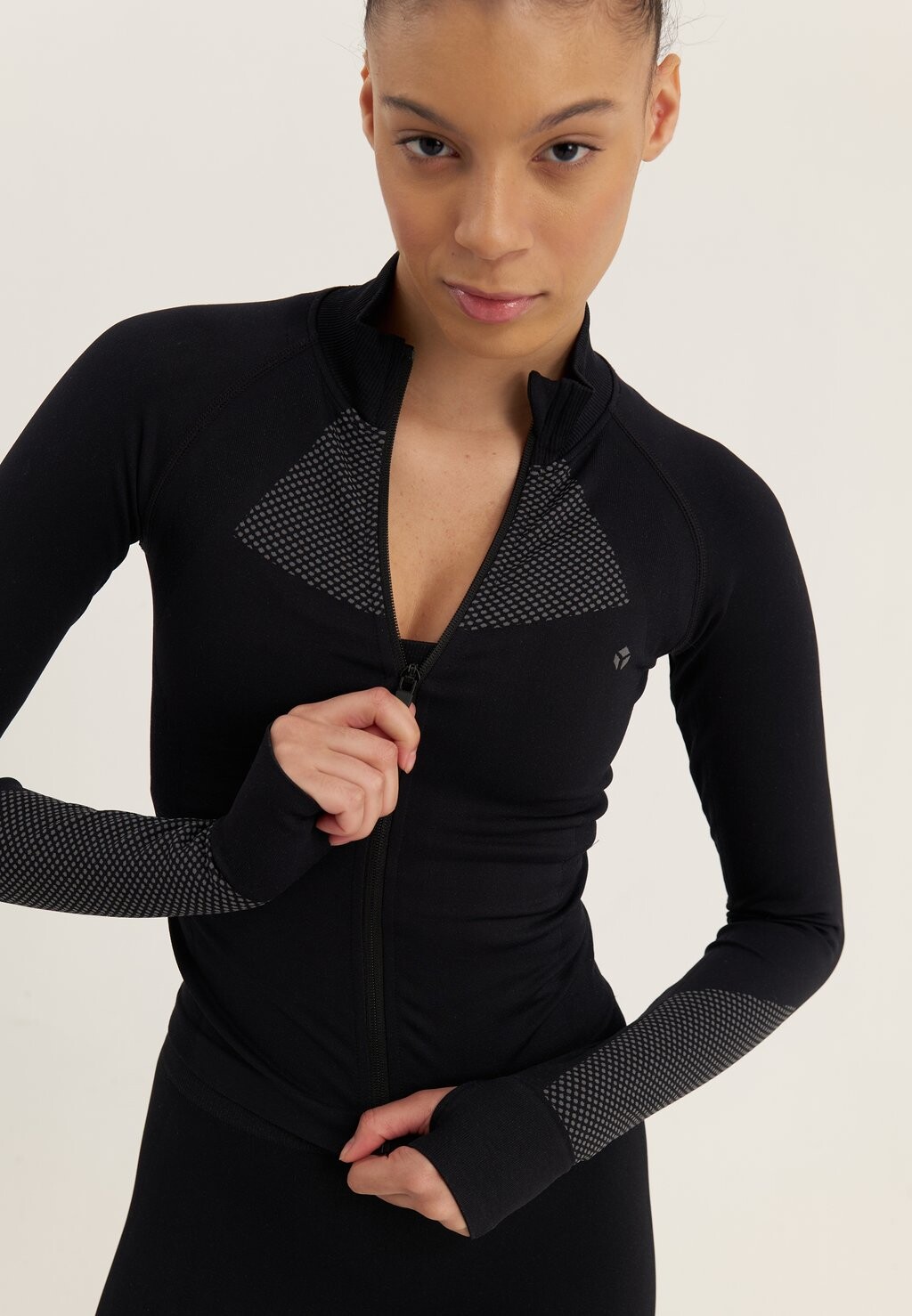 

Куртка тренировочная SEAMLESS Even&Odd, цвет black