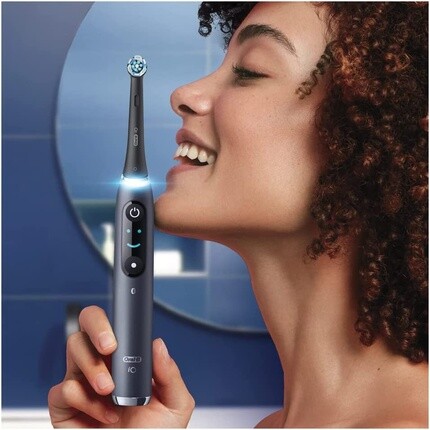 Электрическая зубная щетка Oral-B Io Series 9 Luxe Edition 7 режимов чистки Цветной дисплей Зарядный дорожный футляр и косметичка Черный оникс, Oral B — фото 3