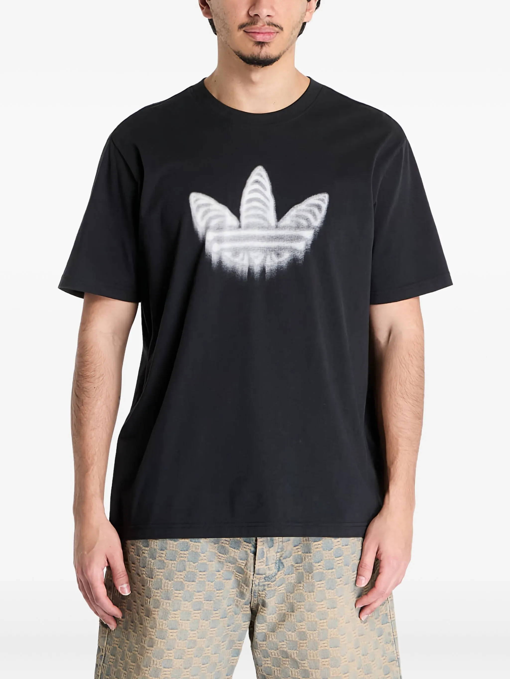 

Футболка с изображением скелета-трилистника Adidas, черный