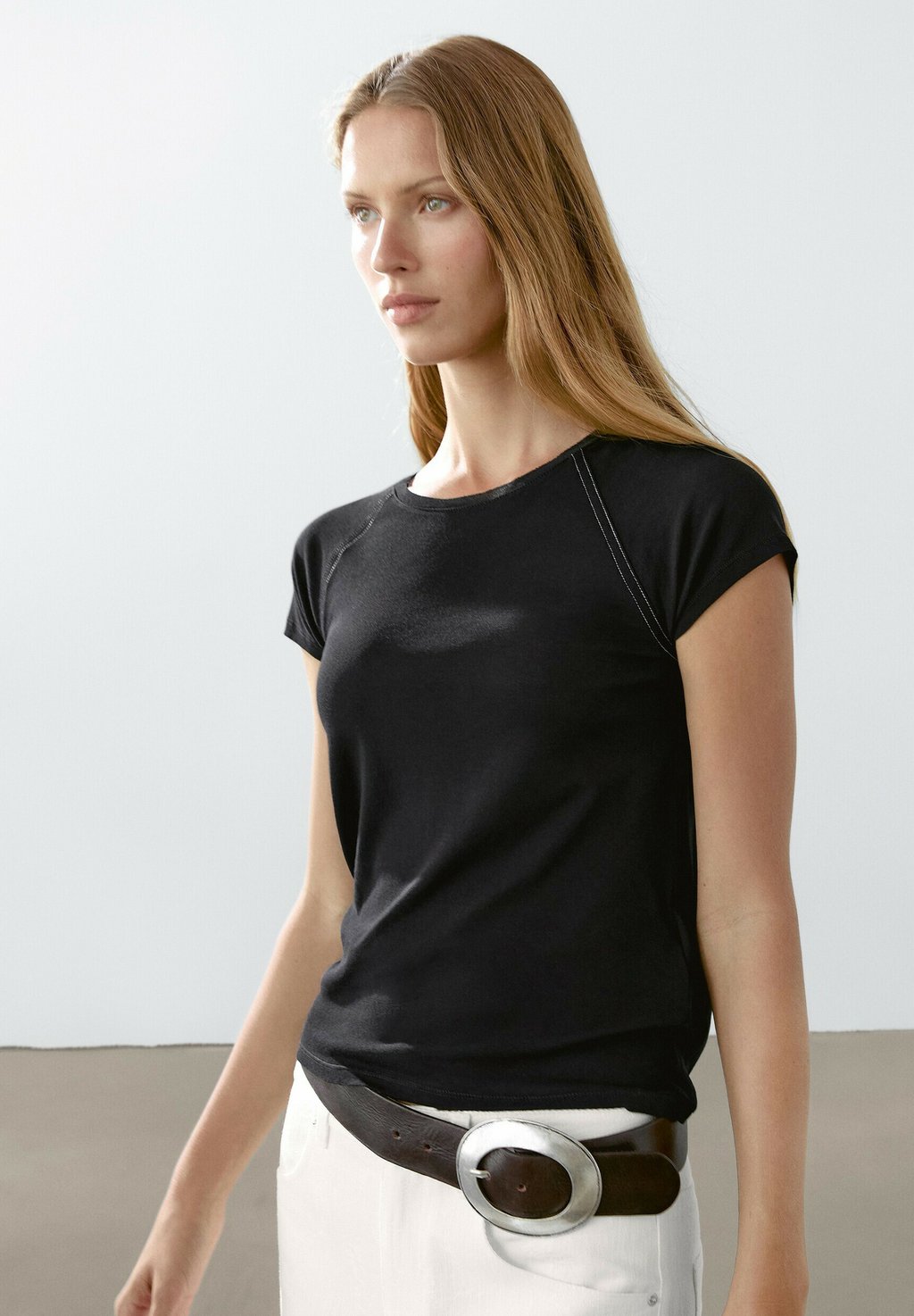 

Базовая футболка SHORT SLEEVE WITH CONTRAST SEAMS Massimo Dutti, черный