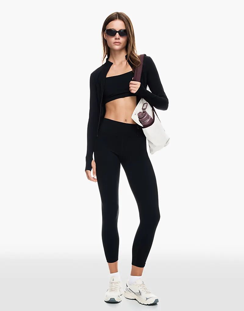 

Быстросохнущая и дышащая куртка на молнии Bershka черного цвета