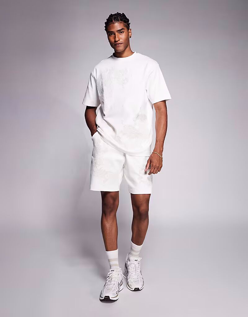 

Комбинируемые шорты с вышитым драконом в цвете кремовый River Island