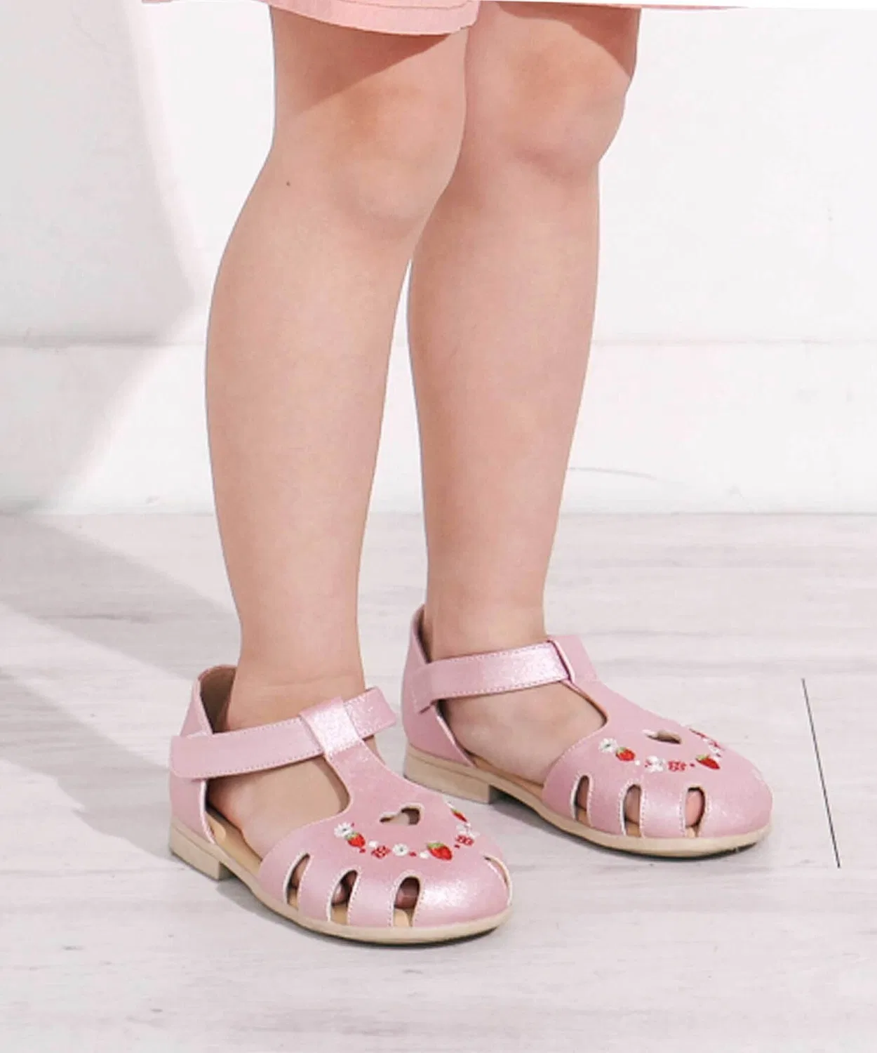 Детские сандалии с вышивкой Модель Flower Strawberry Shell Бренд SLAP SLIP, Pink