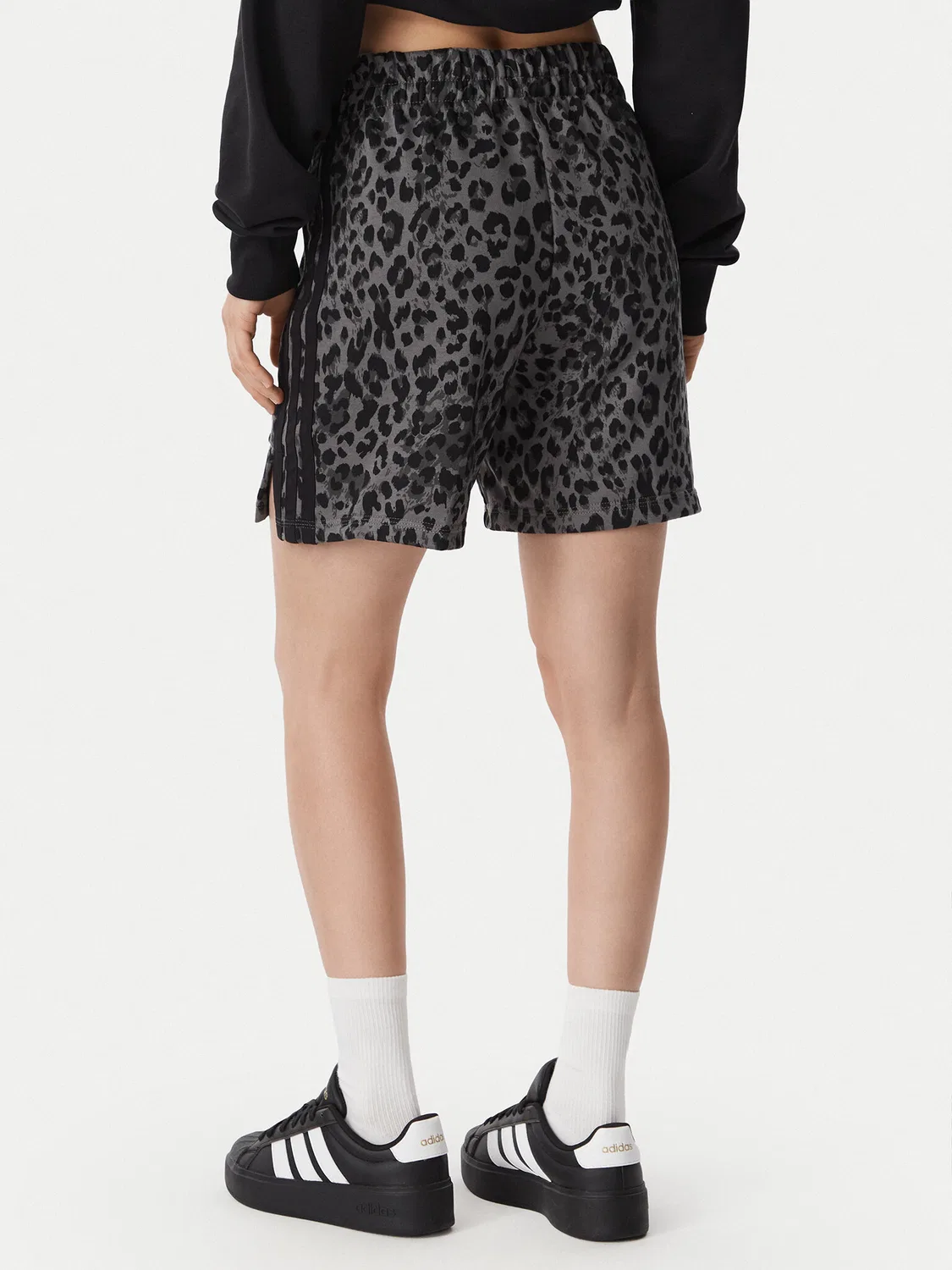 Женские спортивные шорты стандартного кроя Seasonal Essentials Animal Print Adidas, серый — фото 3