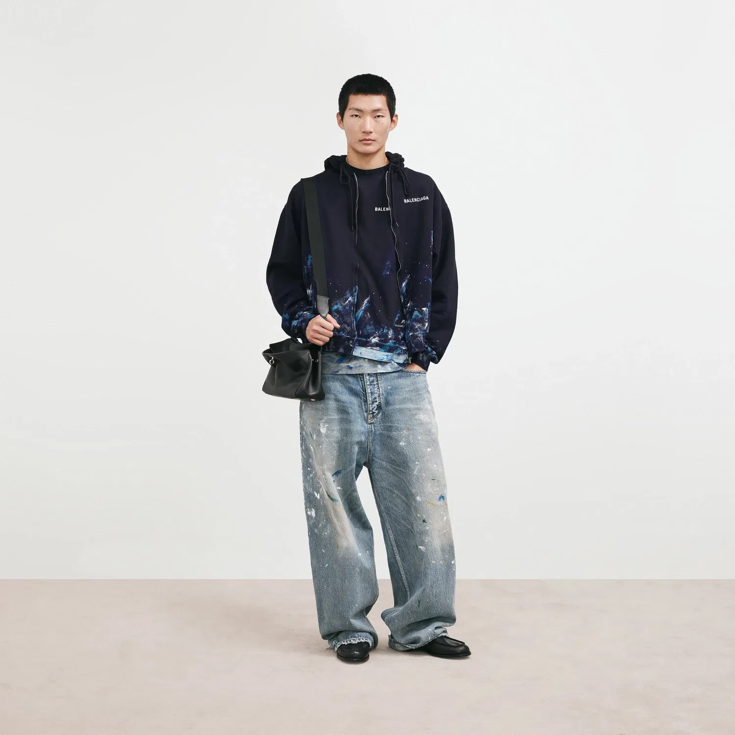 Мужское худи оверсайз на молнии с пятнами краски Balenciaga, цвет темно-синий, синий — фото 2