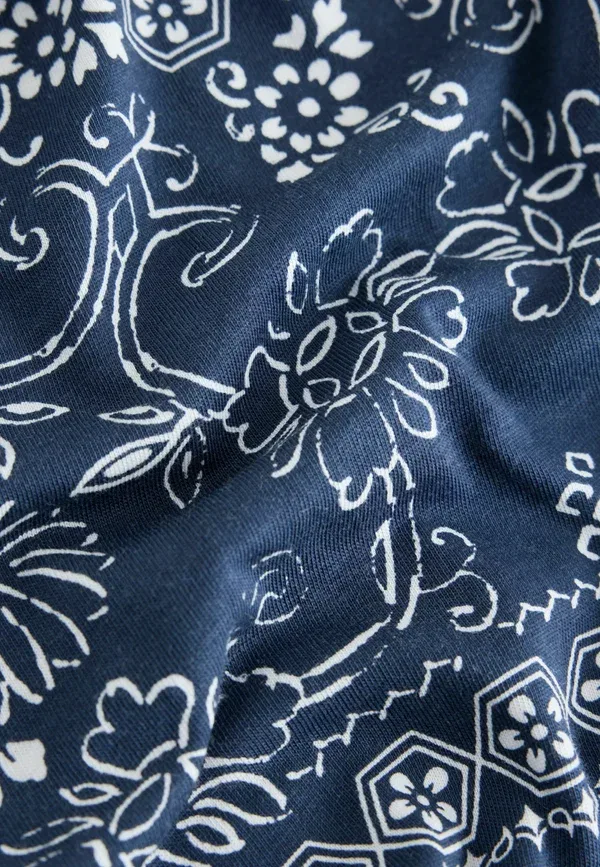 Футболка с цветочным принтом Regular Fit Bandana Print Essentials T-shirt Next Navy, темно-синий — фото 2