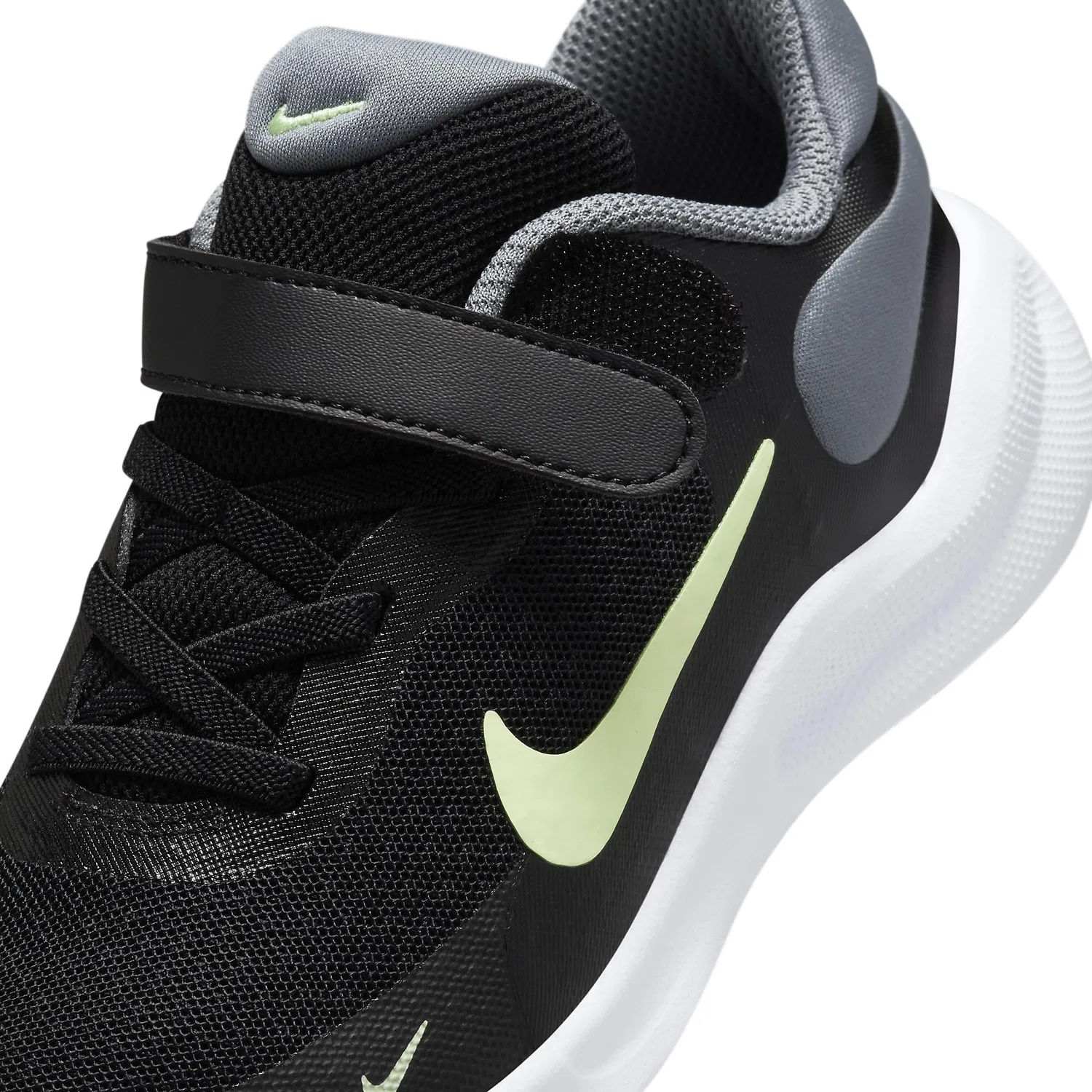 Детские кроссовки для мальчиков с шнуровкой NIKE Revolution 7 NIKE, Black Barely Volt Smoke Grey W — фото 2
