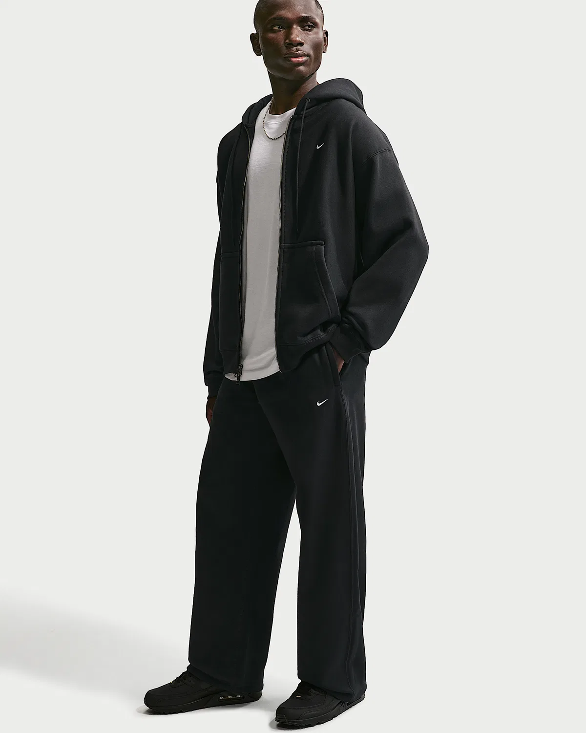 Мужские флисовые штаны Nike Solo Swoosh с открытым низом, Black/Black/White — фото 4