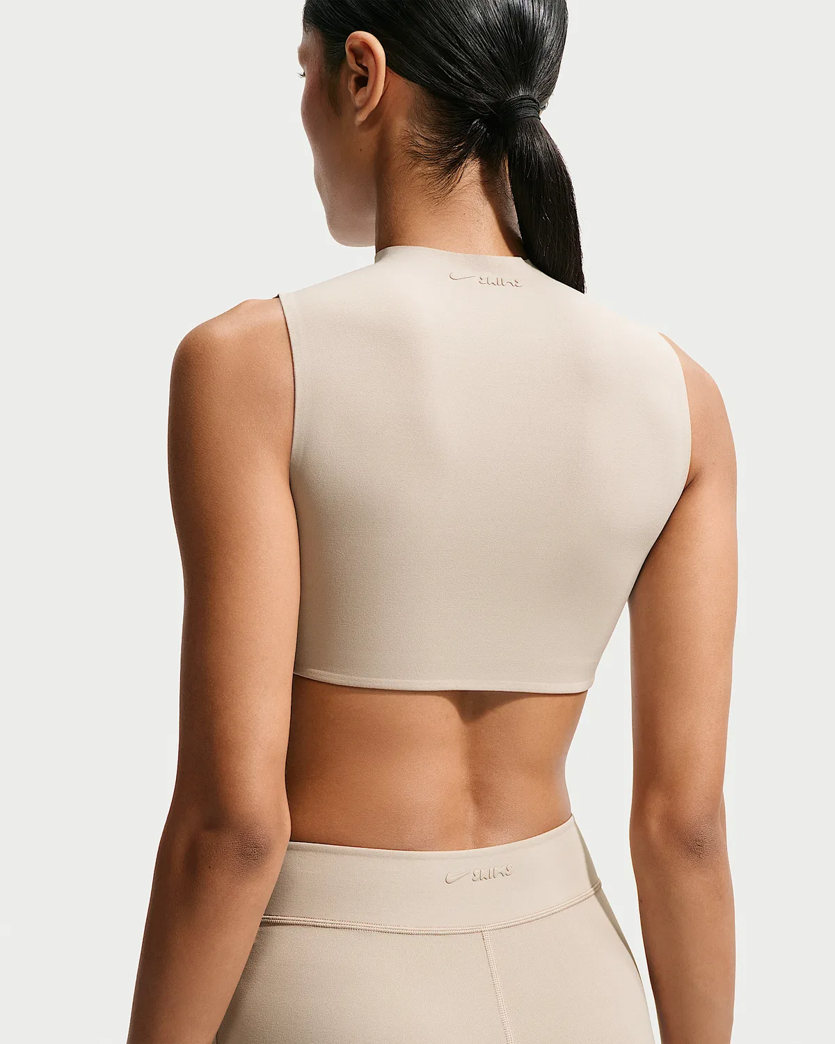 Женский спортивный бюстгальтер NikeSKIMS Studio Stretch с имитацией горловины, легкая поддержка, NSKM Linen/NSKM Linen — фото 2