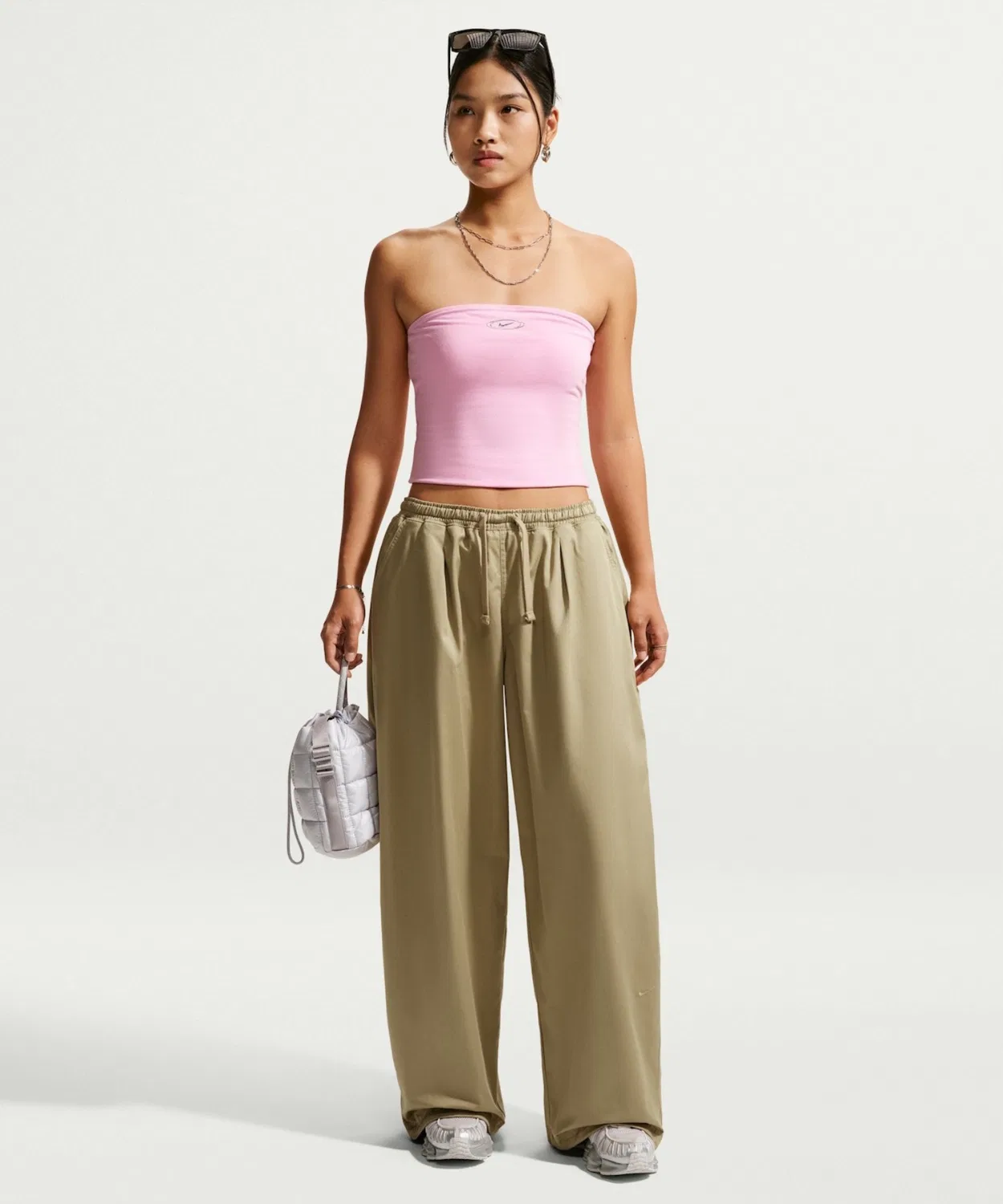 Женские широкие брюки свободного кроя с утяжкой UTLTY Woven OS NIKE, Beige — фото 2