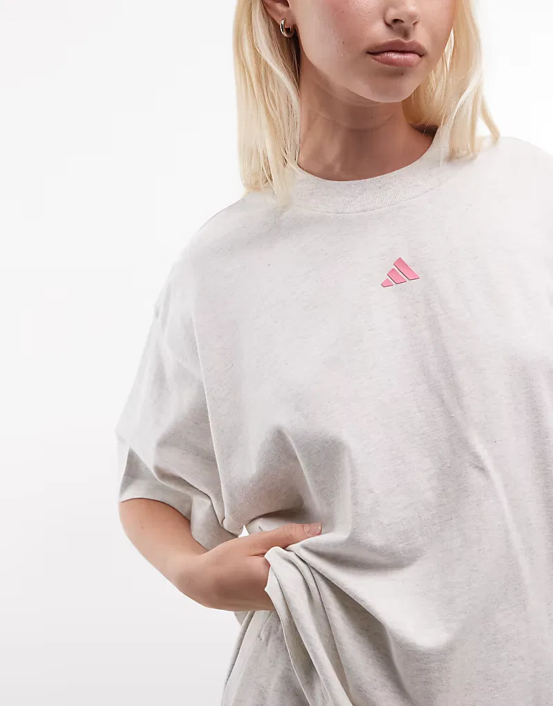 Графическая футболка Adidas Performance Three Stripes Studios в бело-розовых тонах — фото 4