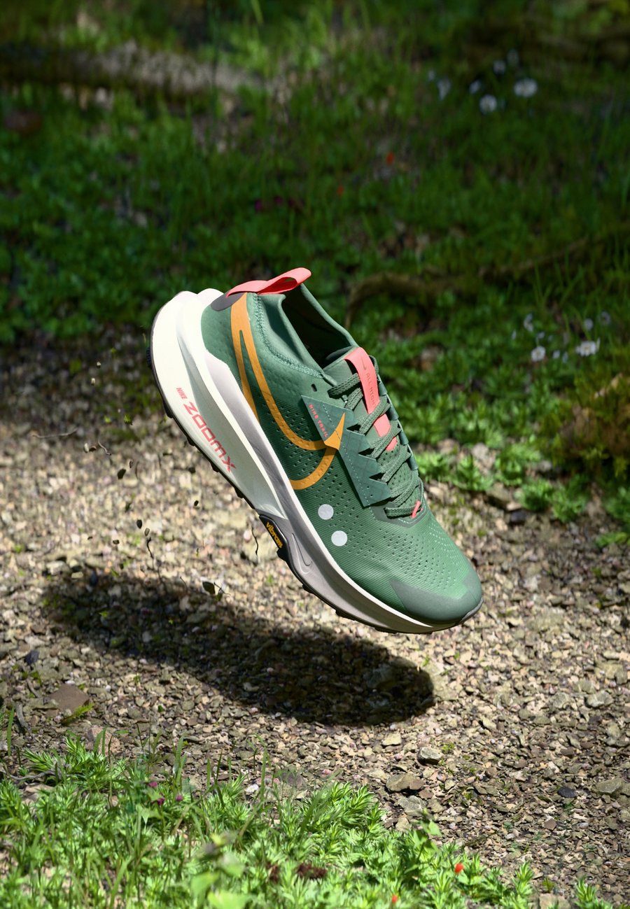 

Кроссовки Nike Performance ZOOMX ZEGAMA 2, Fir/Desert Ochre/Clay Green/College Grey/Sail/Bright Crimson/Dark Green