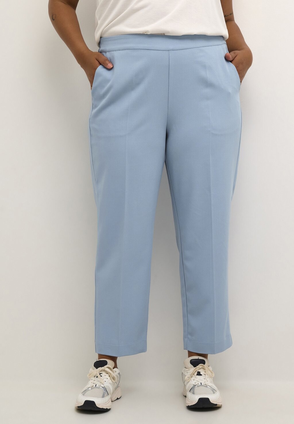 

Брюки SAKIRA CROPPED Kaffe Curve, цвет faded denim