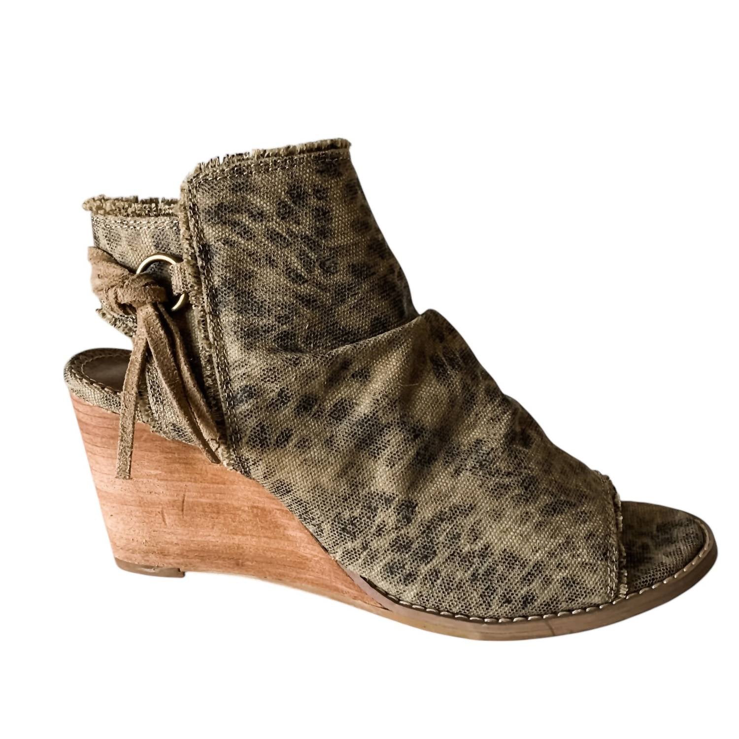 Женские босоножки Keely Wedge Sandal в бежевом цвете Very G