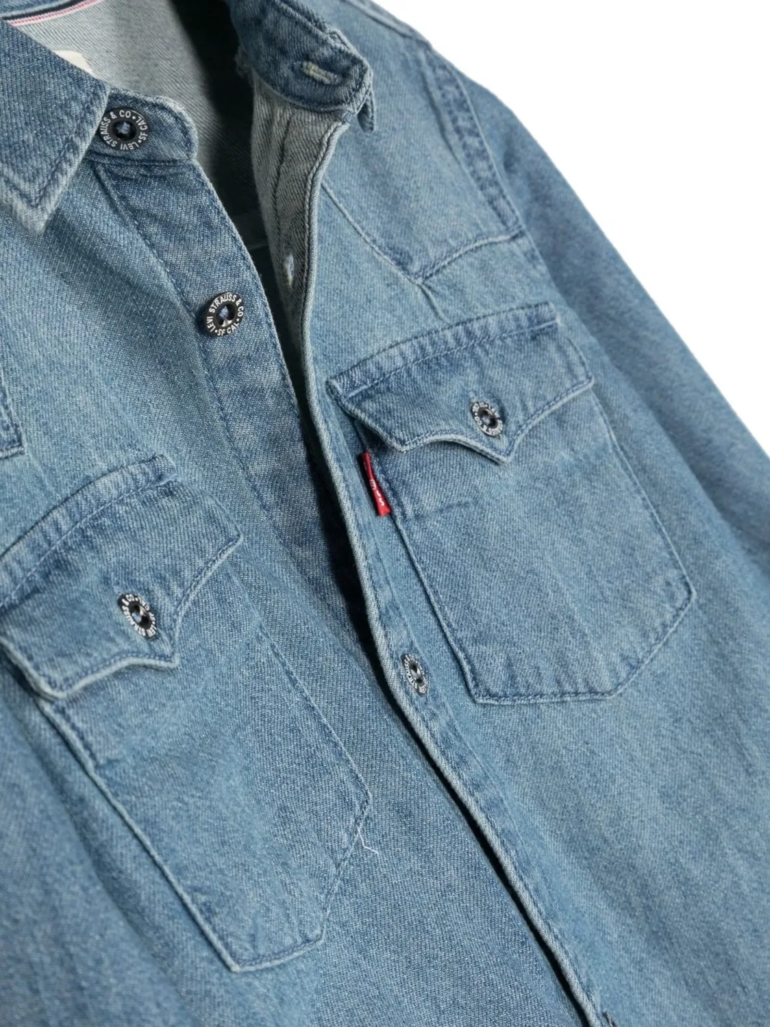 Джинсовая рубашка с накладными карманами Levi's, синий — фото 2
