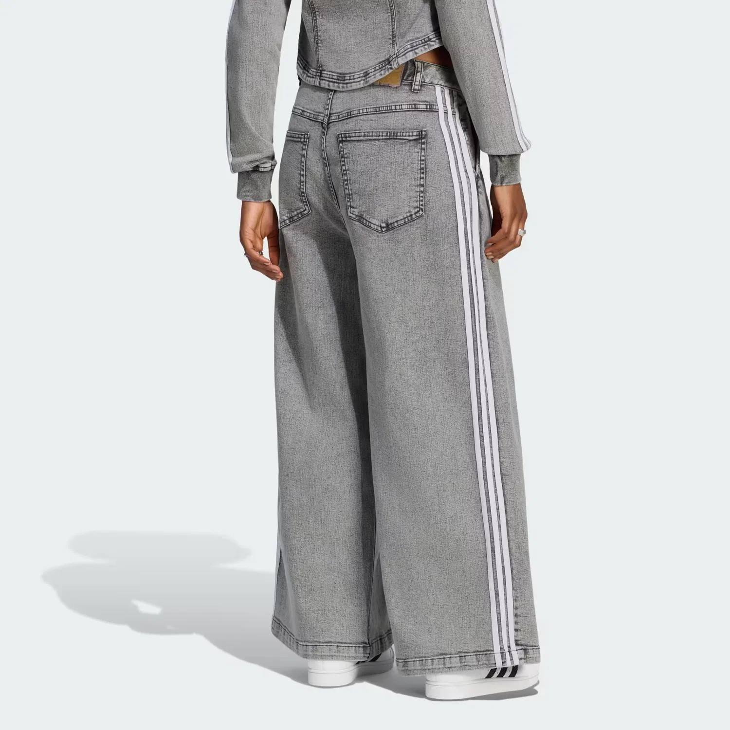 Женские джинсы широкого кроя с защипами Denim Pleats Wide Leg Pants Adidas Originals, серый деним — фото 2
