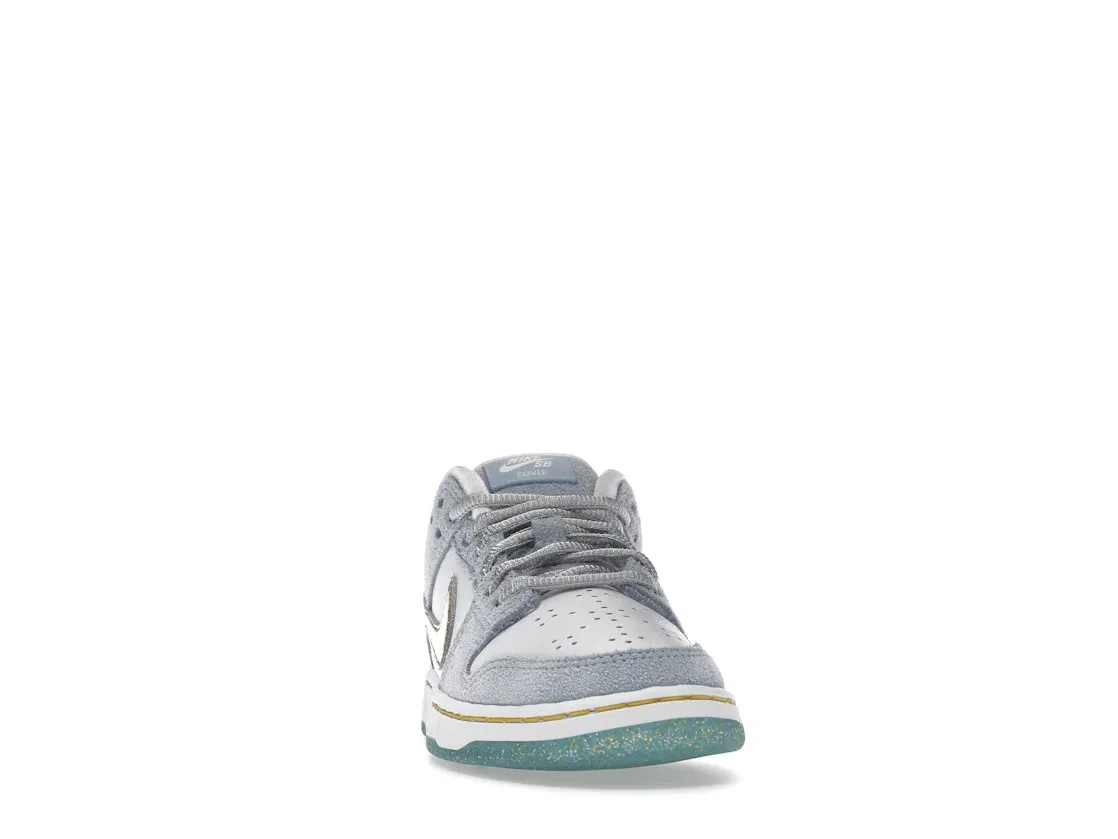 Детские кроссовки с праздничным дизайном Nike SB Dunk Low Sean Cliver, Ice Blue/White-Metallic Gold-Metallic Silver — фото 2