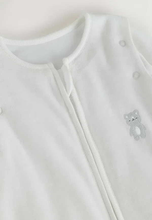 Комбинезон для сна Regular fit 2.5 tog removable sleeve sleep suit Next, белый велюр с медведем — фото 2
