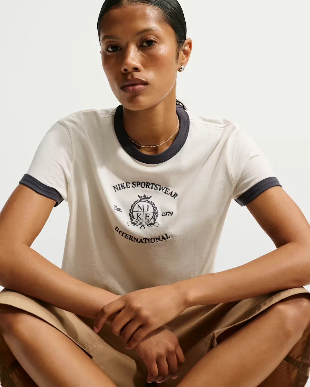 Женская футболка с контрастной отделкой Nike Sportswear, Sail/Gridiron — фото 3