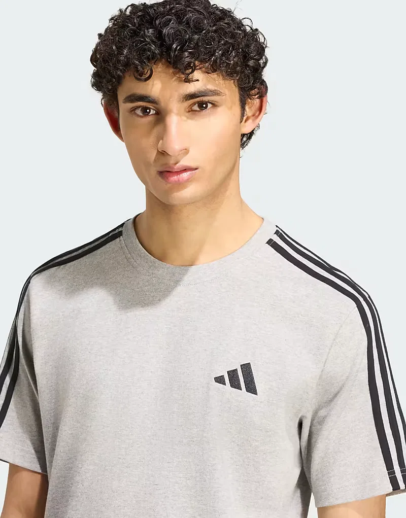 Футболка Adidas Performance Essentials с тремя полосками, расположенными на левой стороне груди, серо-белого — фото 4