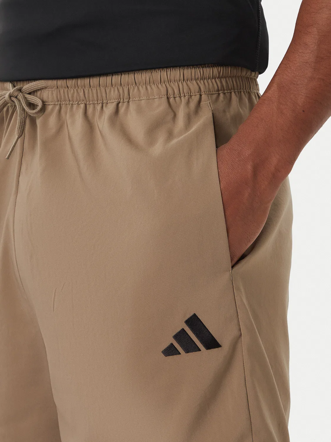 Мужские спортивные шорты стандартного кроя Essentials Small Logo Chelsea Adidas, темно-бежевый — фото 4