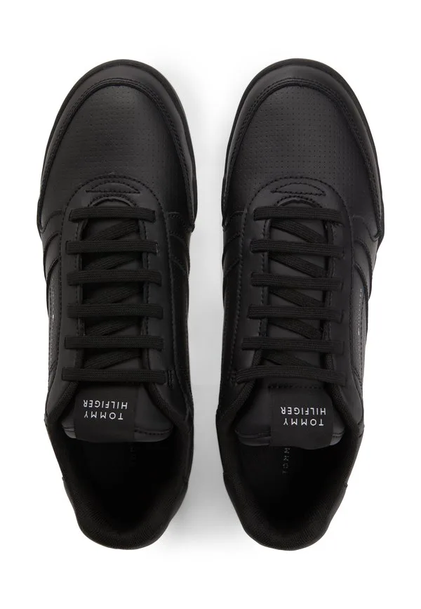 Сочетайте кроссовки на каблуках с кожаными кроссовками. Tommy Hilfiger, Black — фото 4