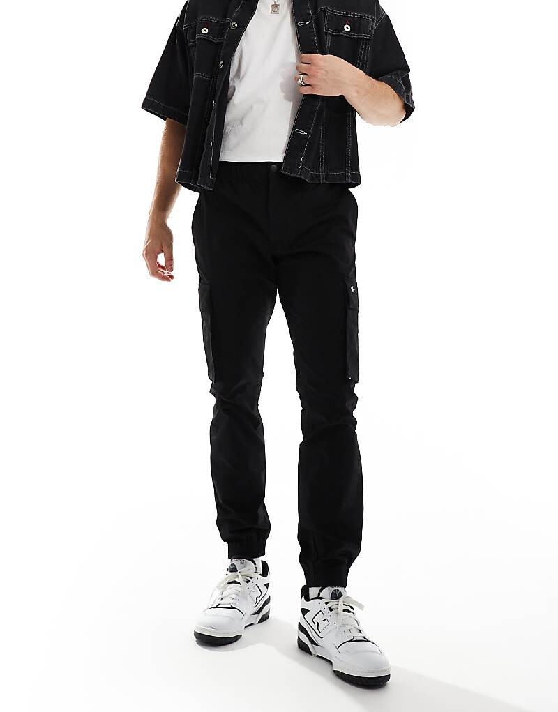 

Calvin Klein Jeans – черные приталенные брюки-карго