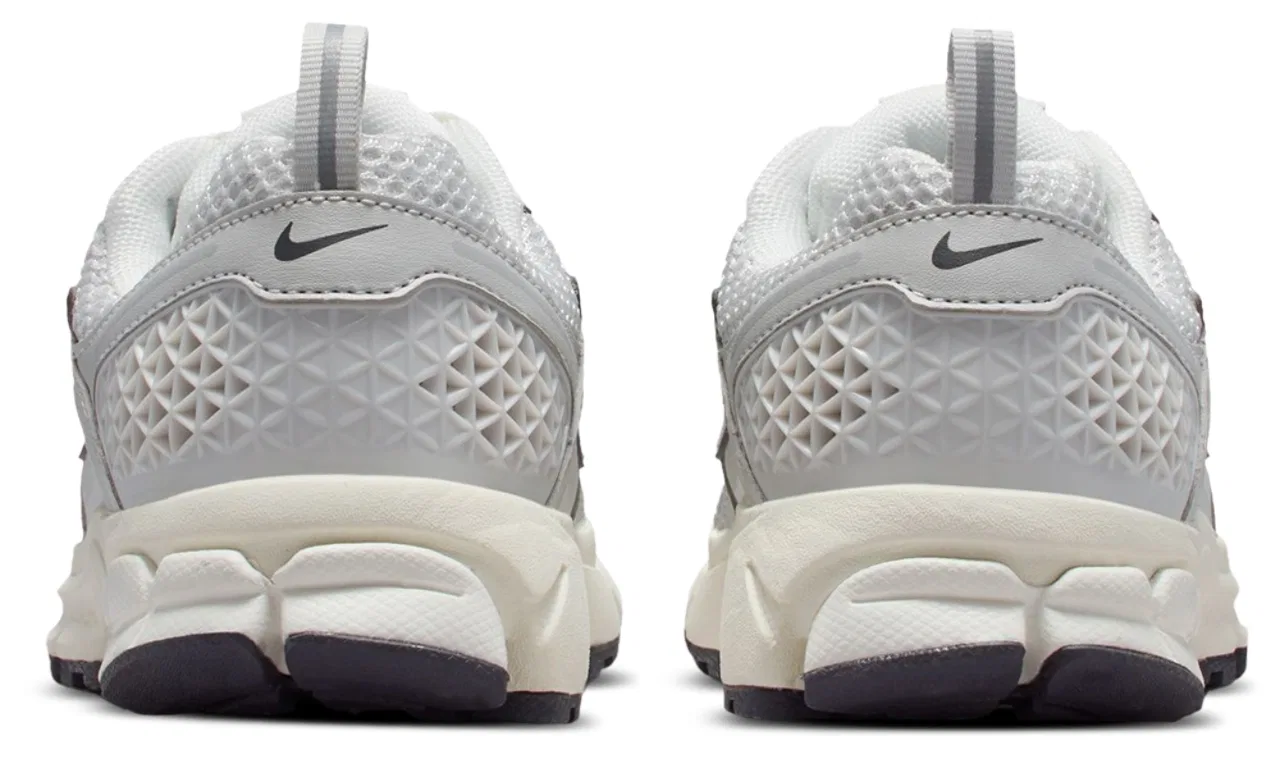 Кроссовки для девочек Vomero 5 Nike, цвет Chrome/Sail/Photon Dust — фото 3