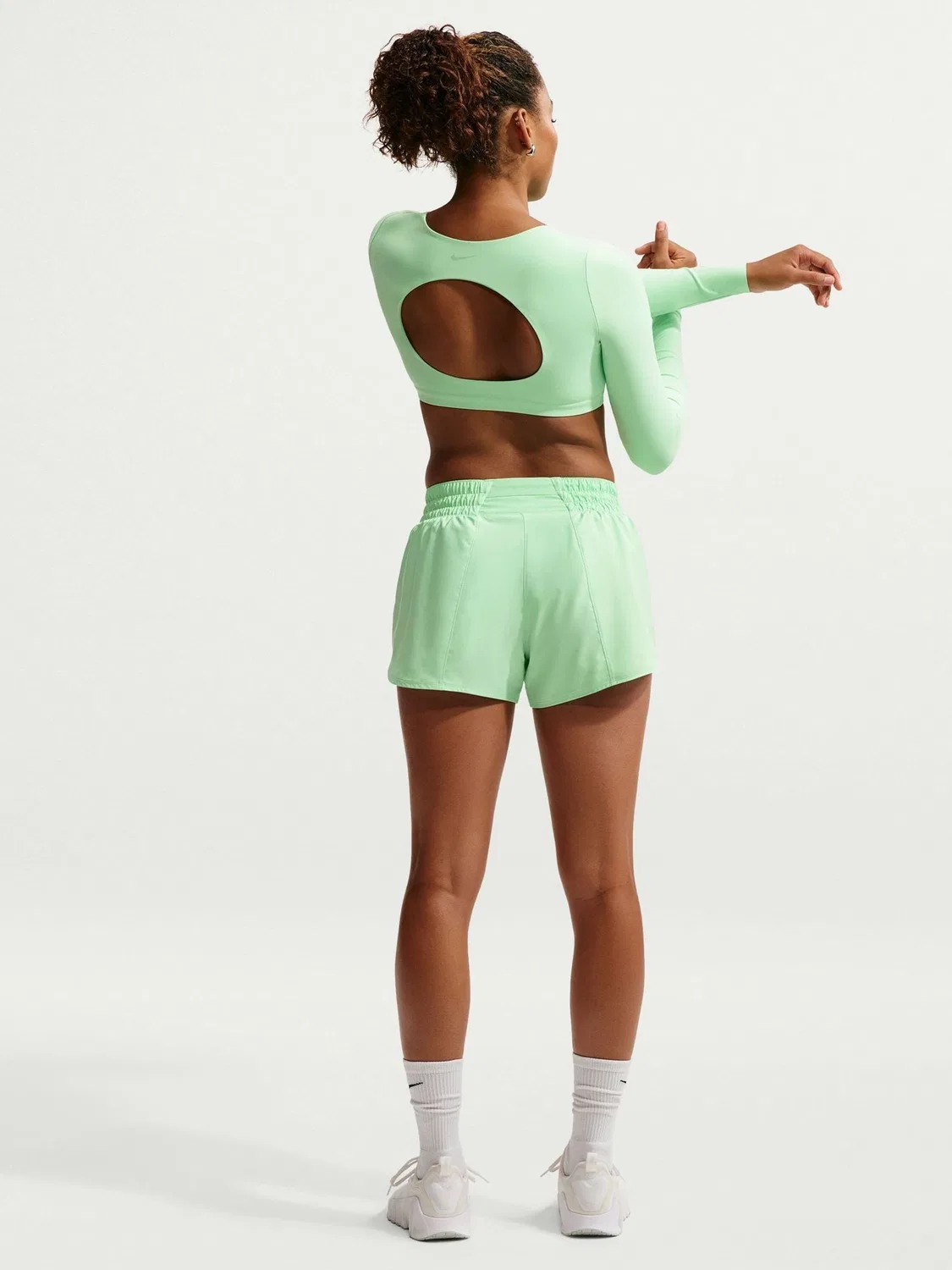 Шорты Nike Green One Dri-FIT со средней посадкой, 3 дюйма, на подкладке — фото 3
