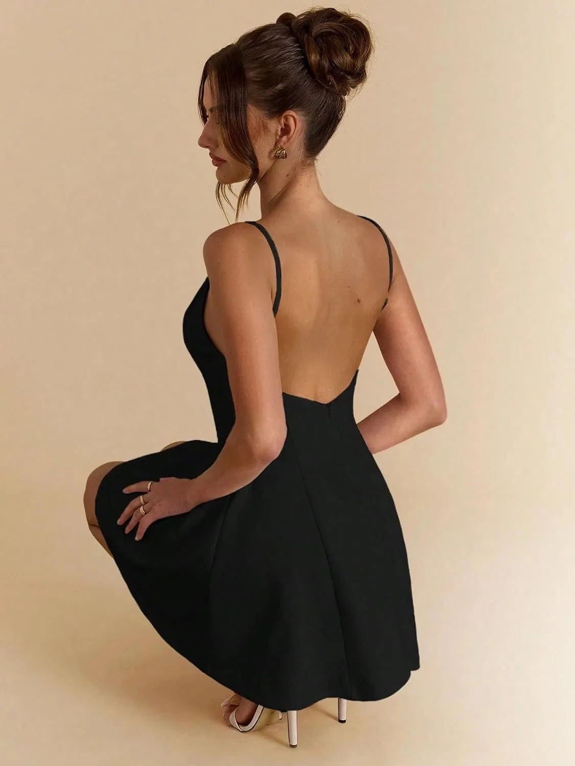 Женское элегантное мини-платье на бретелях с открытой спиной, Black — фото 4