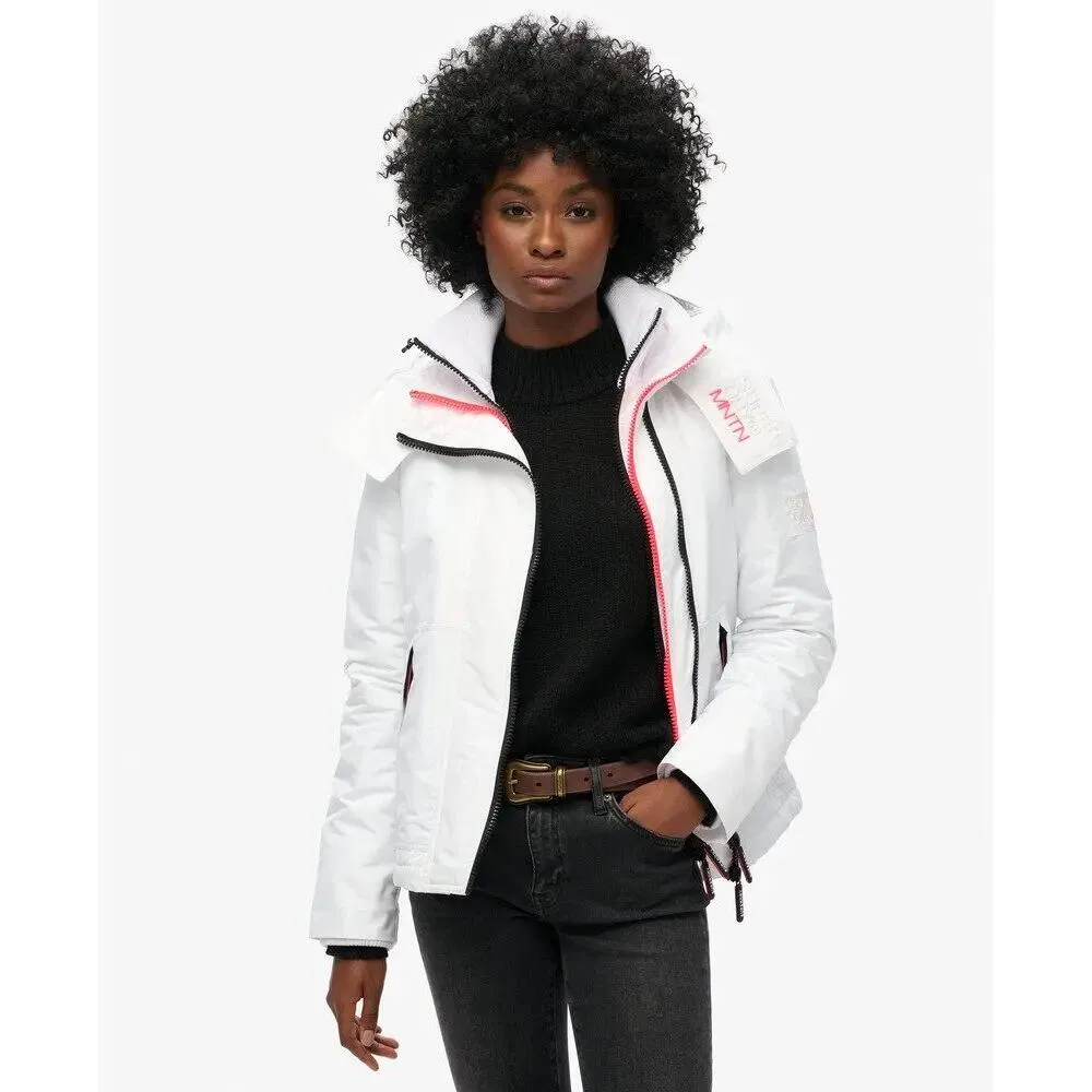 Женская ветрозащитная куртка с капюшоном Superdry Mountain, цвет Weiss — фото 4