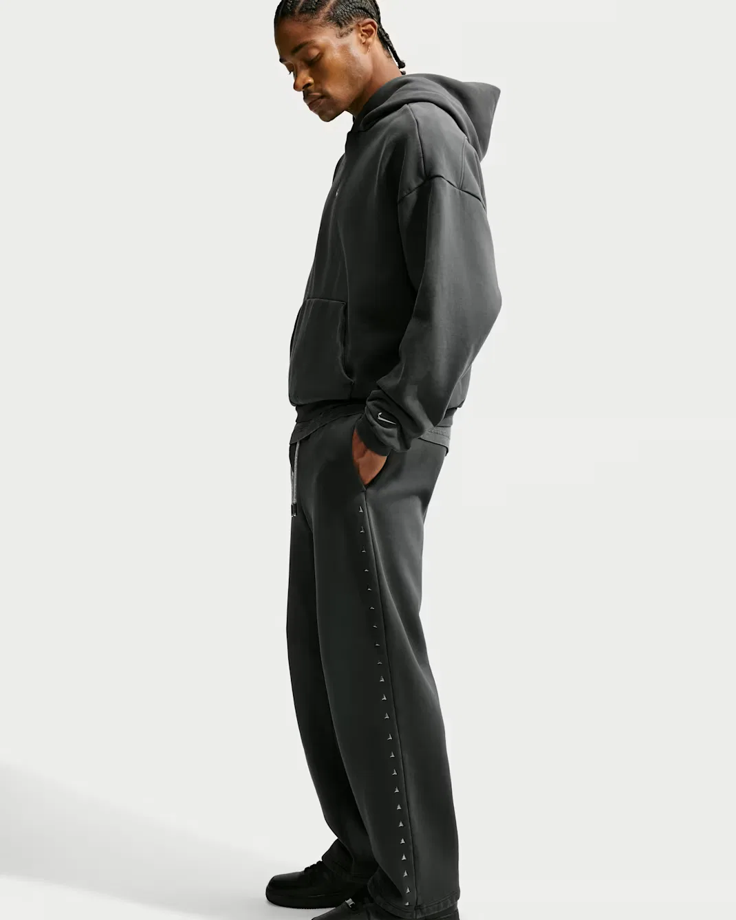 Мужские баскетбольные брюки из флиса Therma-FIT с открытым низом Ja Standard Issue Nike, Black Spruce/Ice Silver — фото 4