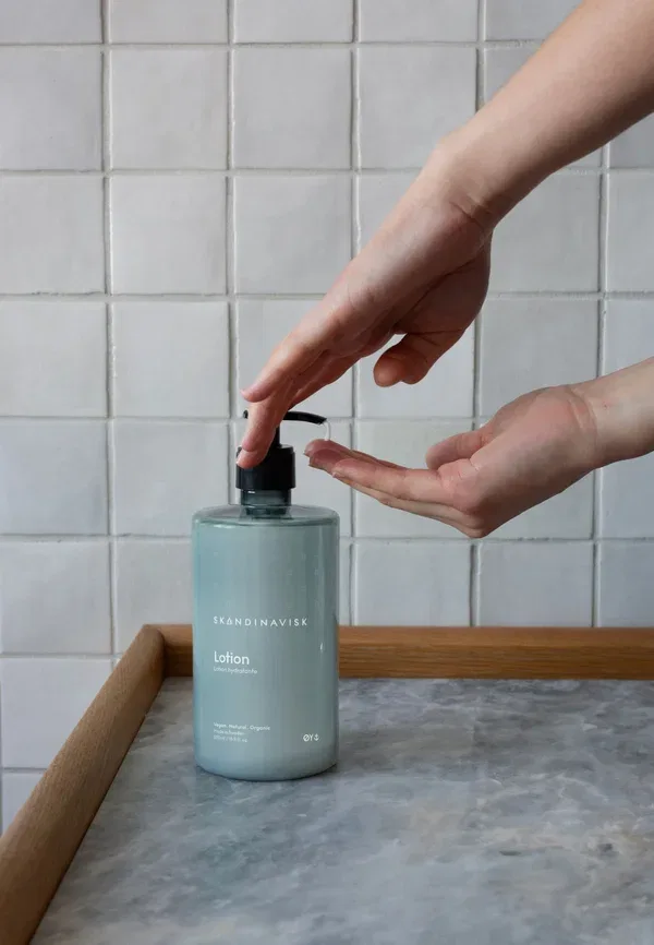 Лосьон для тела с ароматом яблока и розы Oy Skandinavisk, Powder Blue, 500 мл — фото 2
