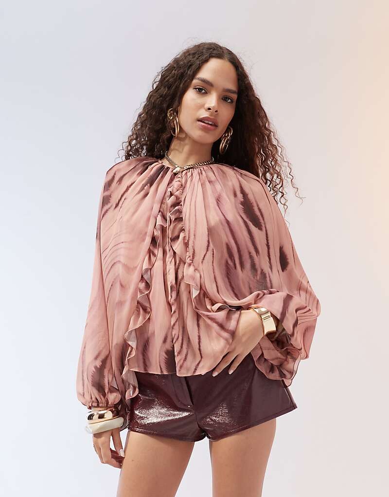 

Шифоновый топ с лесным принтом ASOS DESIGN, рюшами и рукавами-накидкой