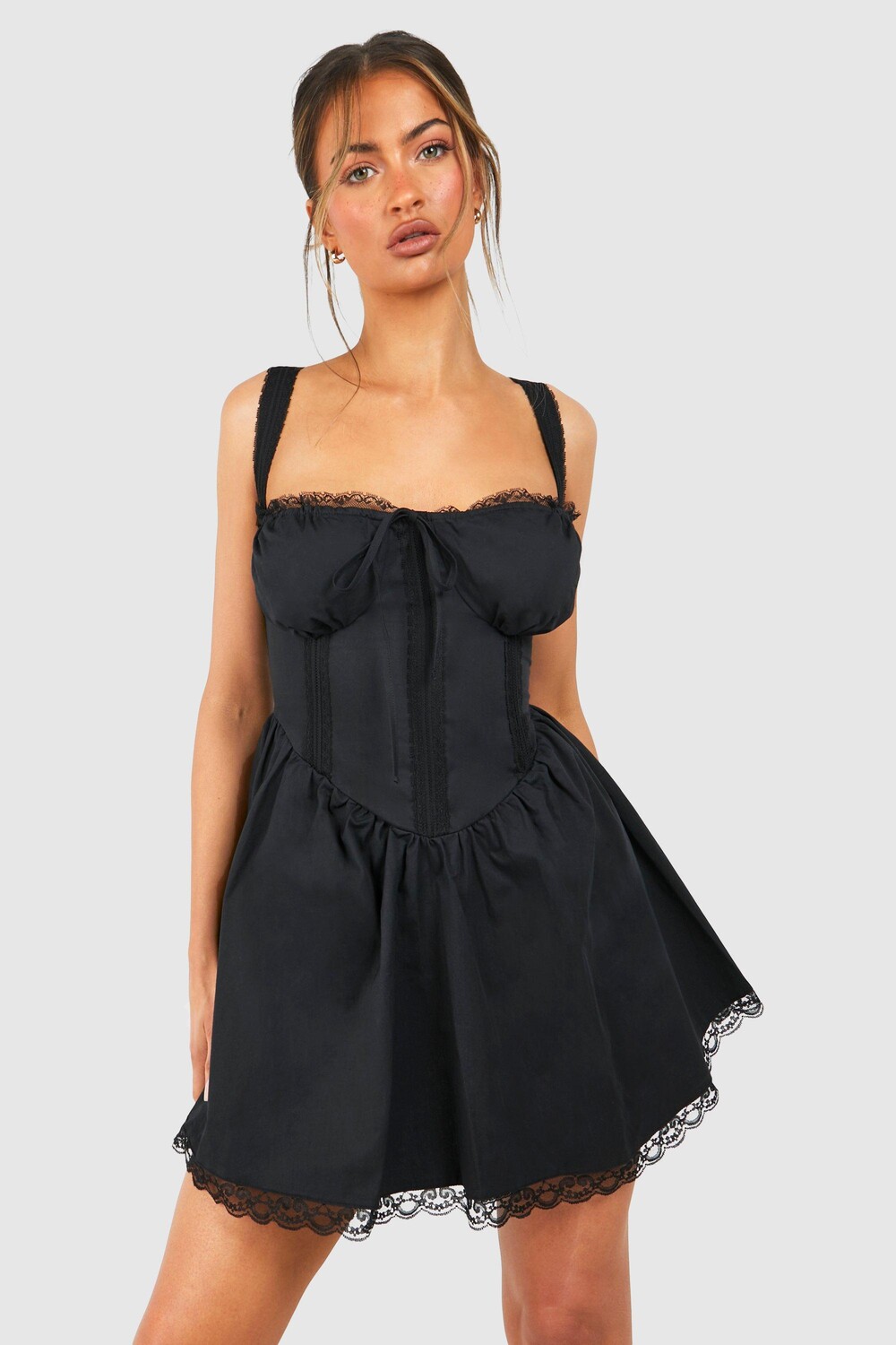 

Хлопковое мини-платье доярки с бретелями boohoo, черный