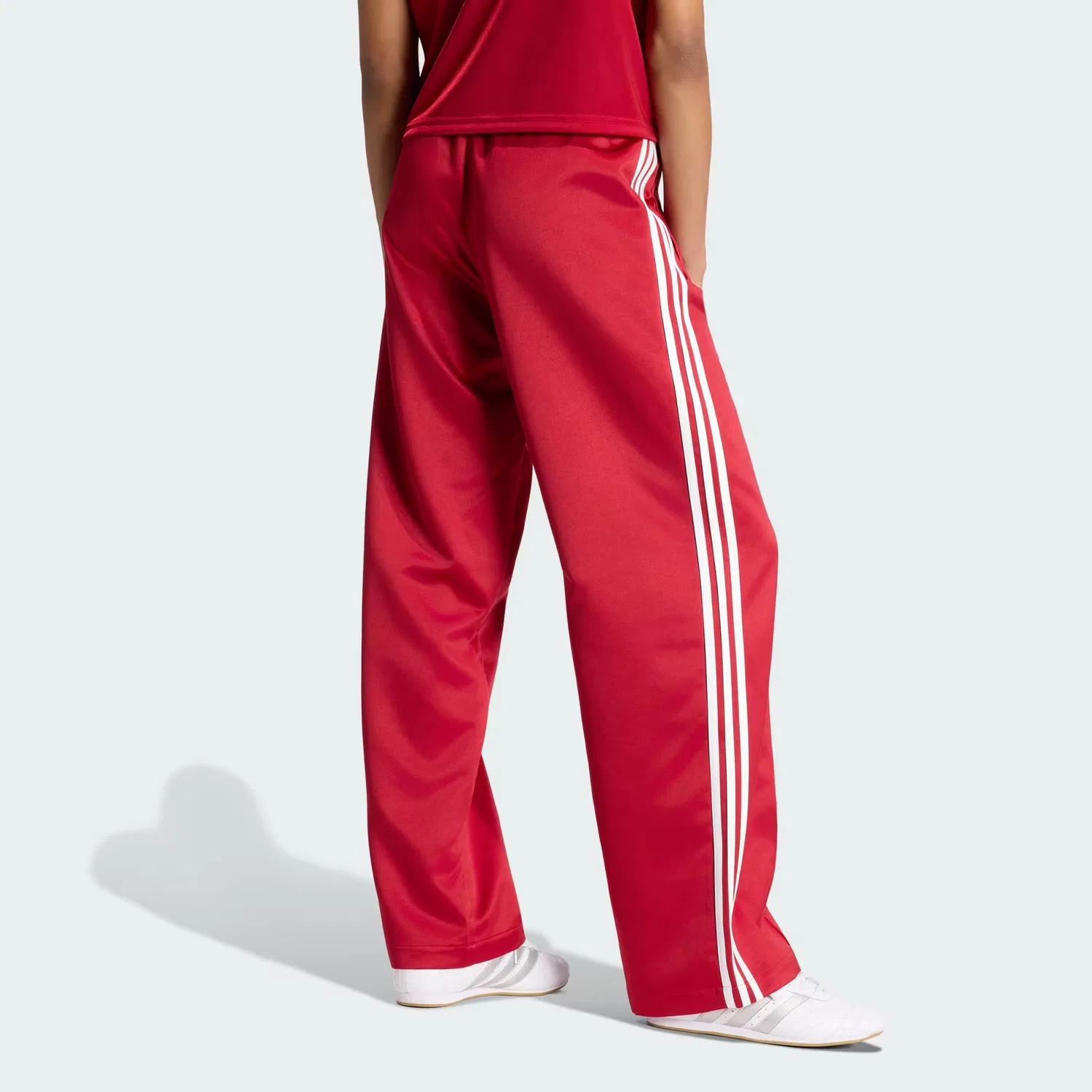Женские спортивные брюки свободного кроя из атласа SATIN SST LOOSE TRACK PANT Adidas Originals, Team Victory Red/White — фото 2