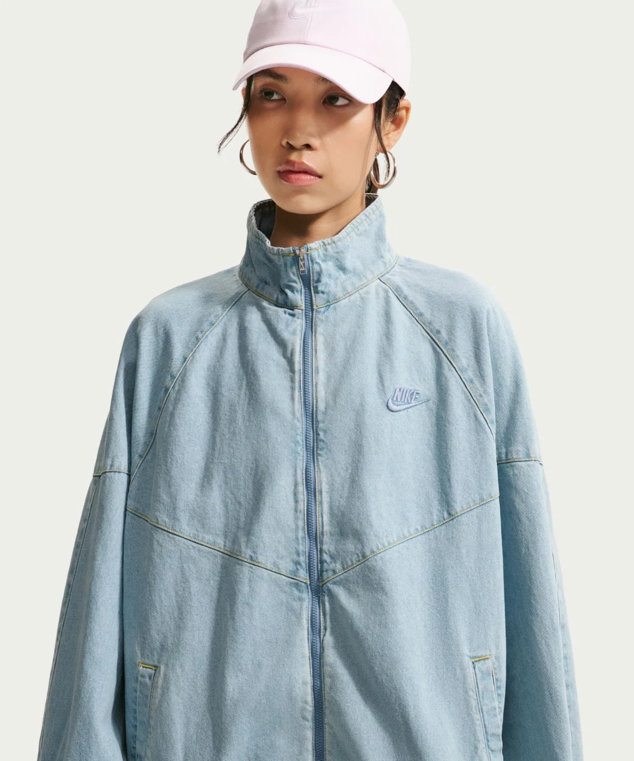 Женская джинсовая куртка оверсайз с V-образными линиями Windrunner NIKE, Light Indigo Blue — фото 3