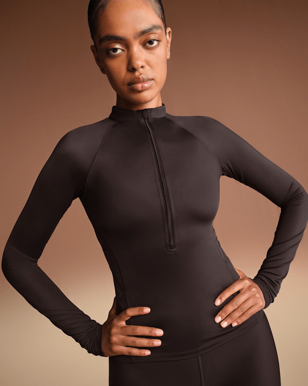 

Лонгслив NikeSKIMS Shine Women's Long-Sleeve Half-Zip, темно-коричневый