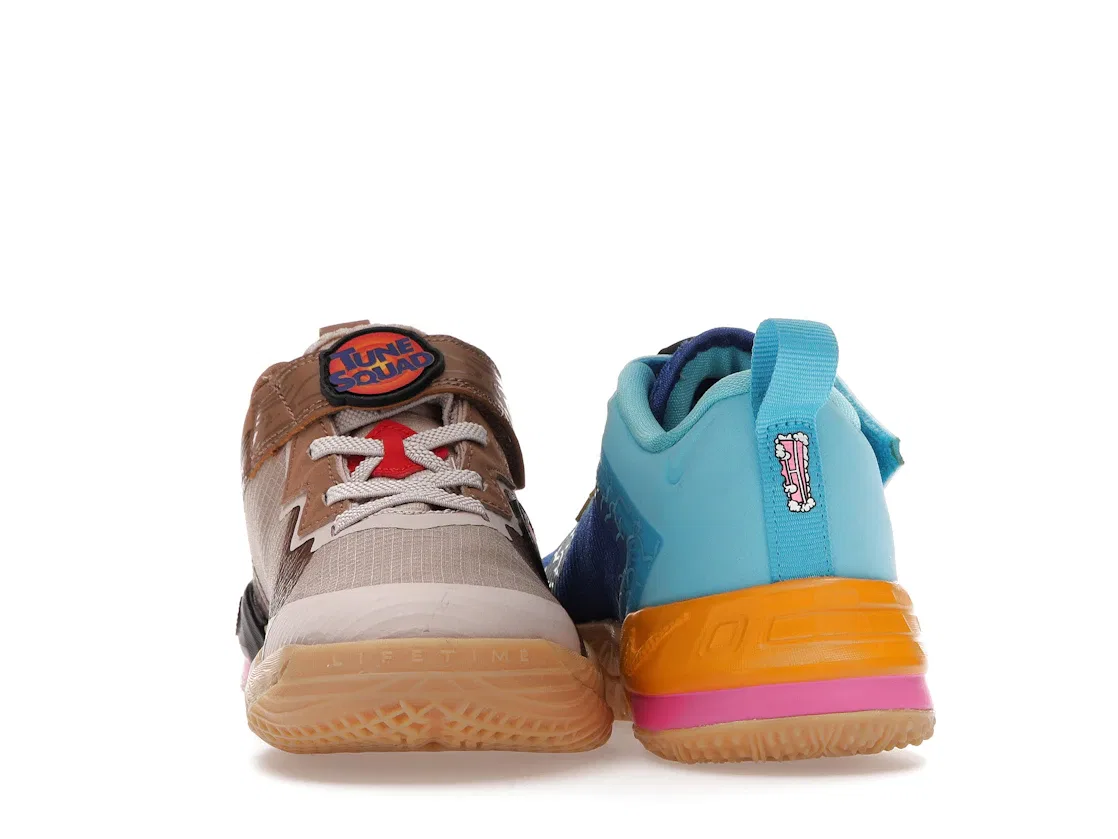 Детские кроссовки баскетбольные с дизайном Wile E. vs Roadrunner Nike LeBron 18 Low, Racer Blue/Baltic Blue-University Gold-White — фото 4