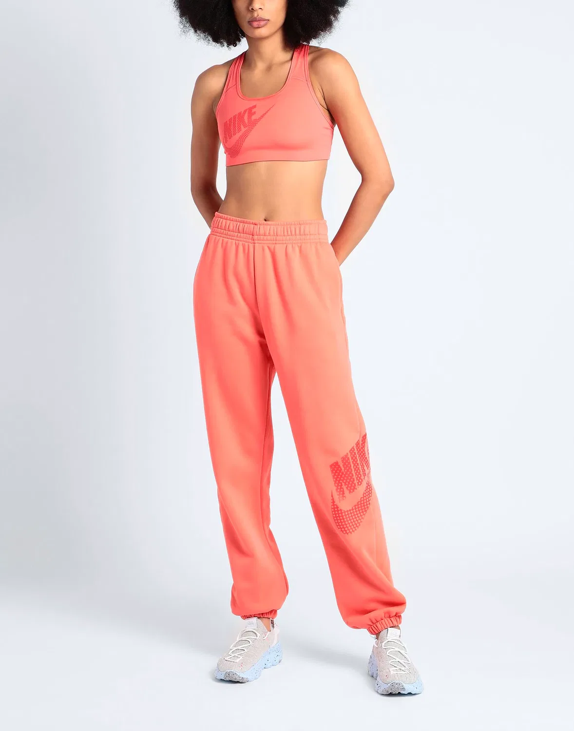 Спортивные штаны на флисе с принтом Nike Sportswear, лососево-розовый — фото 2