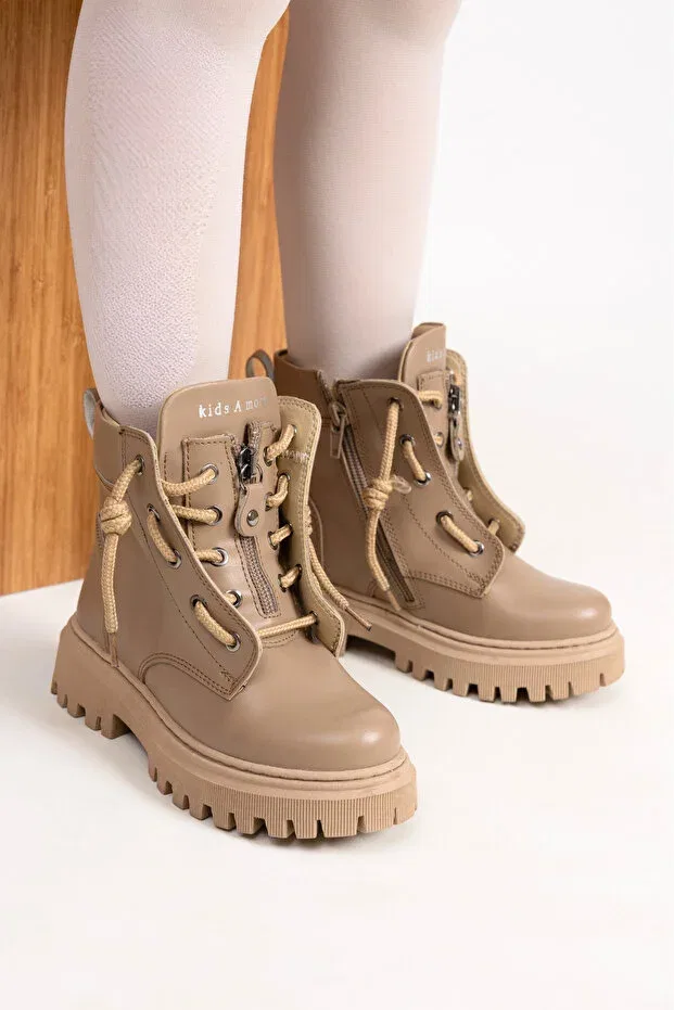 Детские ботинки для девочек на плоской подошве модели Rebecca mink girl's boots - laced and zippered Kids A More, Taupe — фото 2