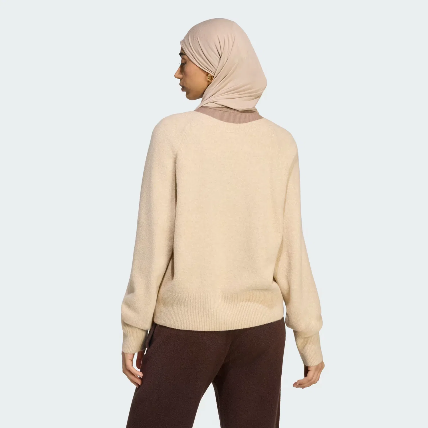 Женский свитшот с V-образным вырезом Essentials Knit V-Neck Sweatshirt Adidas Originals, хаки — фото 2