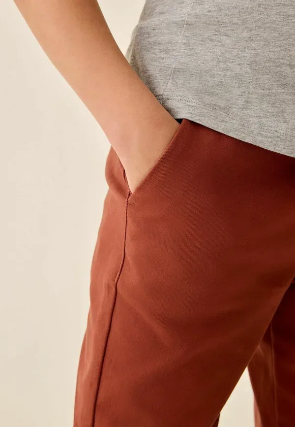 Брюки из хлопка с эластаном Stretch chino trousers Next, Rust Brown, коричневый — фото 4