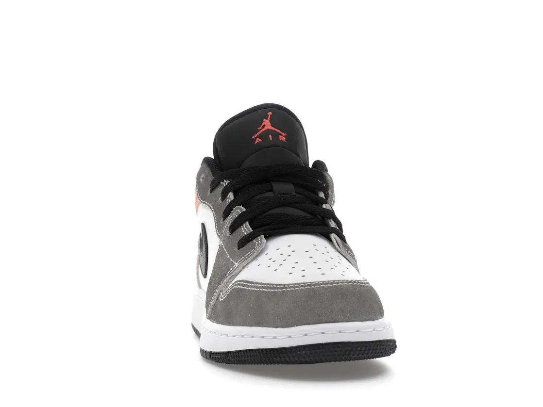 Детские кроссовки для мальчиков с низким верхом Jordan 1 Low SE Jordan, Black/Magic Ember/Sundial/White — фото 2