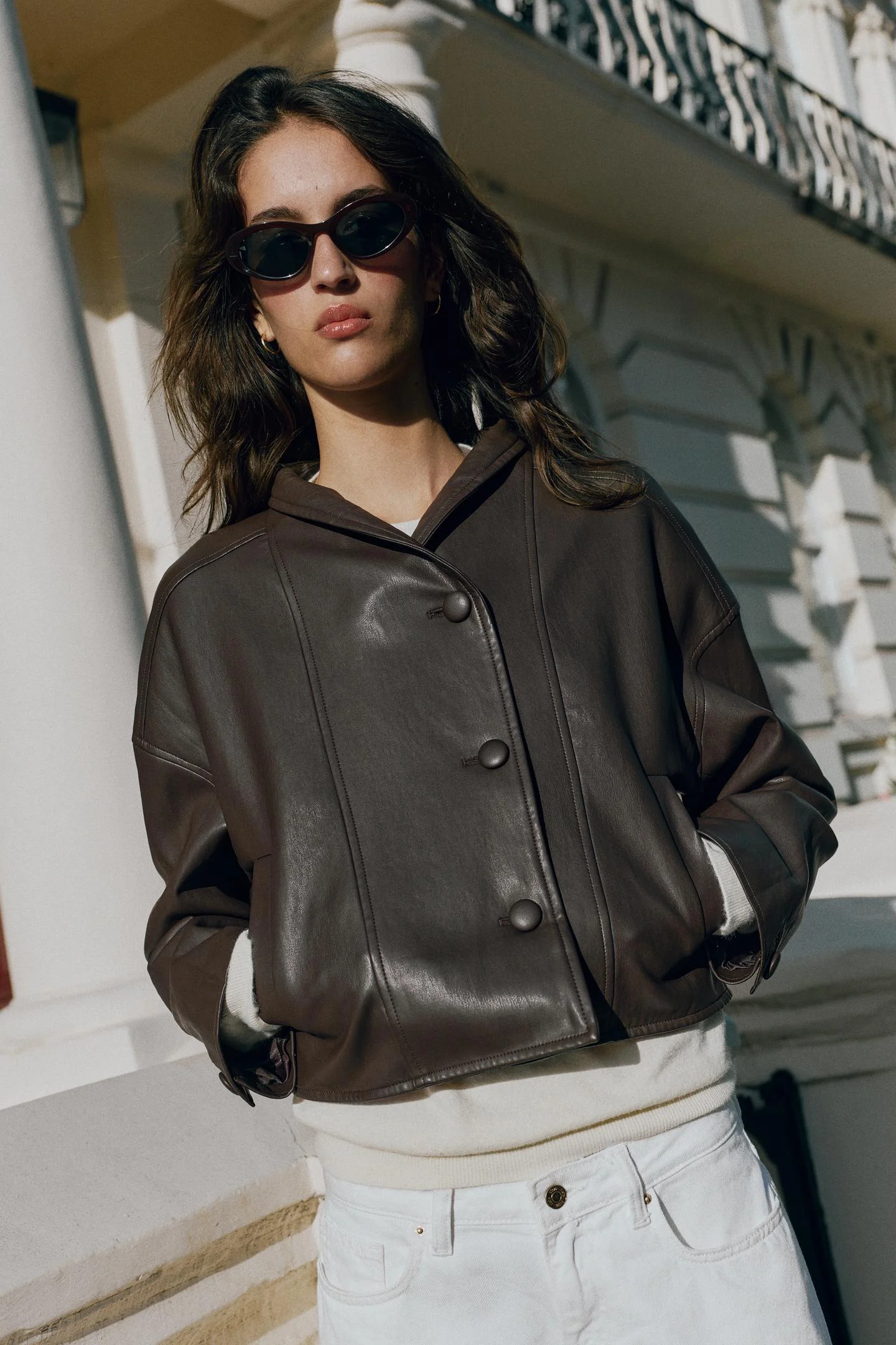 Куртка Zara со складками на спине и эффектом кожи, коричневый