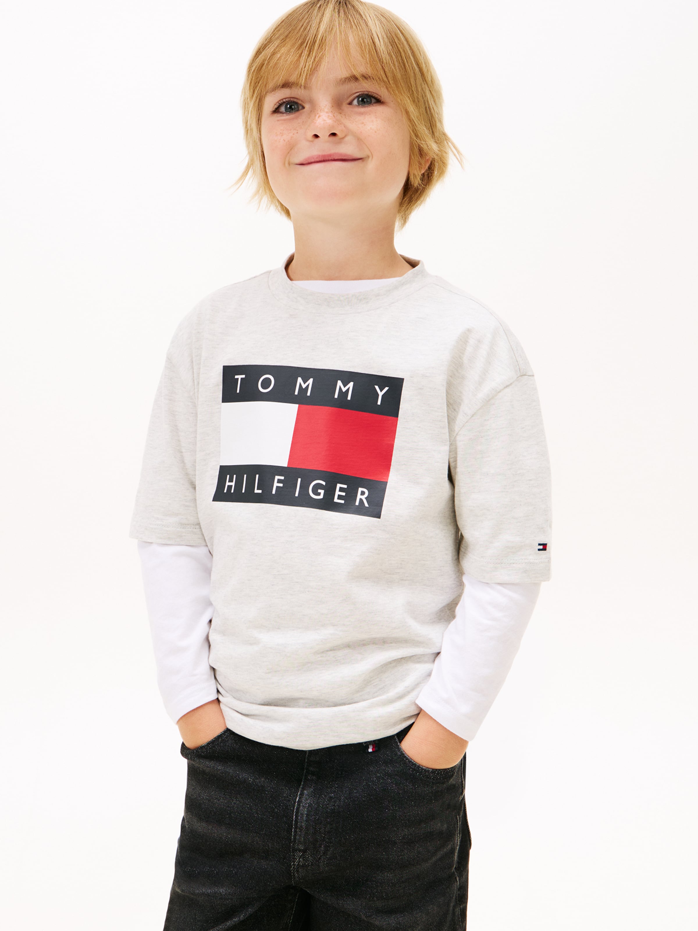 TOMMY HILFIGER Футболка 'HERITAGE' в светло-сером цвете — фото 2