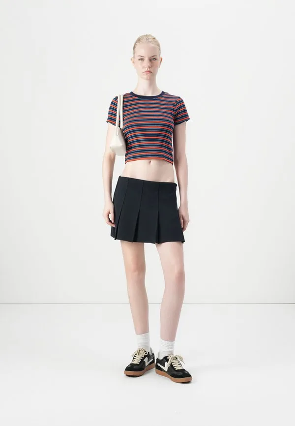 Укороченная футболка с круглым вырезом Gap, Navy/Red — фото 2