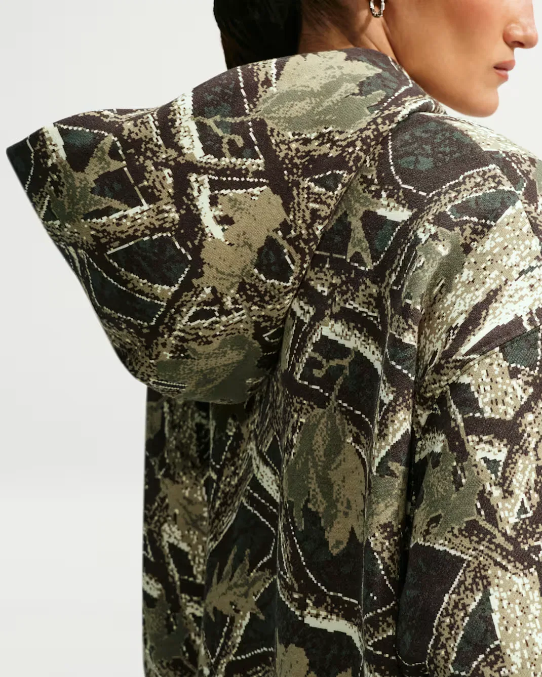 Женская толстовка с капюшоном оверсайз Nike Studio Fleece Medium Weight, Camo Green/Pink Rise — фото 2