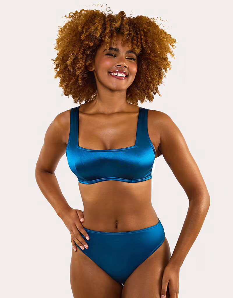 

Укороченный топ Kylie с квадратным вырезом и пышной грудью в бирюзовом цвете Wolf & Whistle